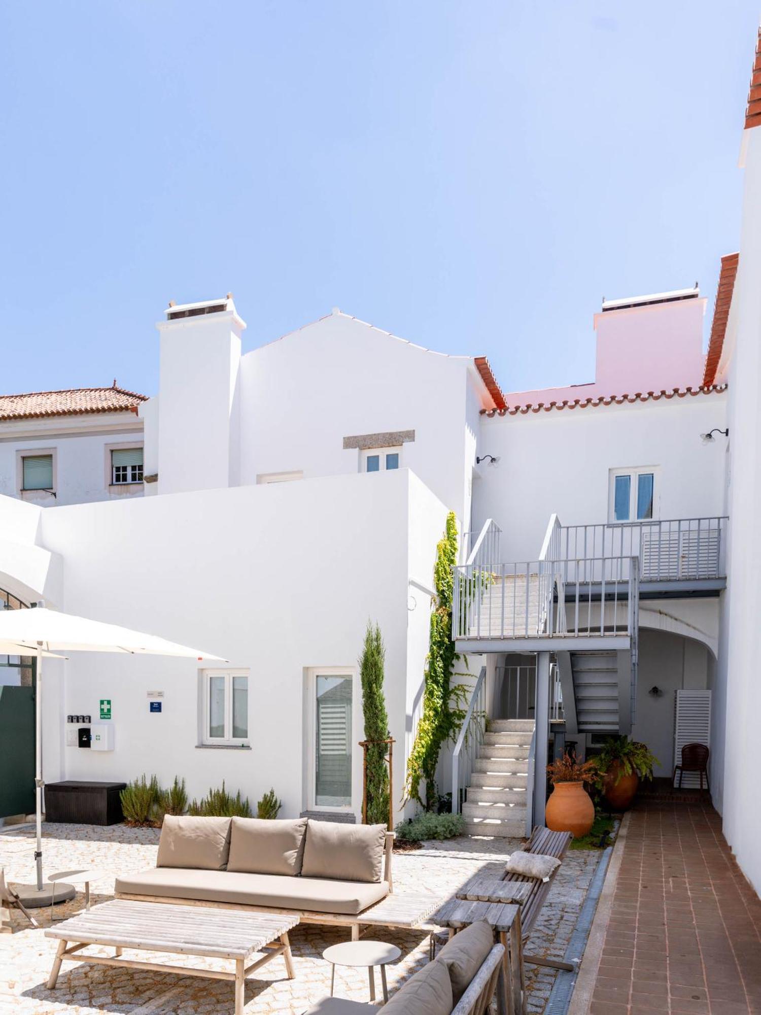 Limehome Largo Dos Penedos Evora