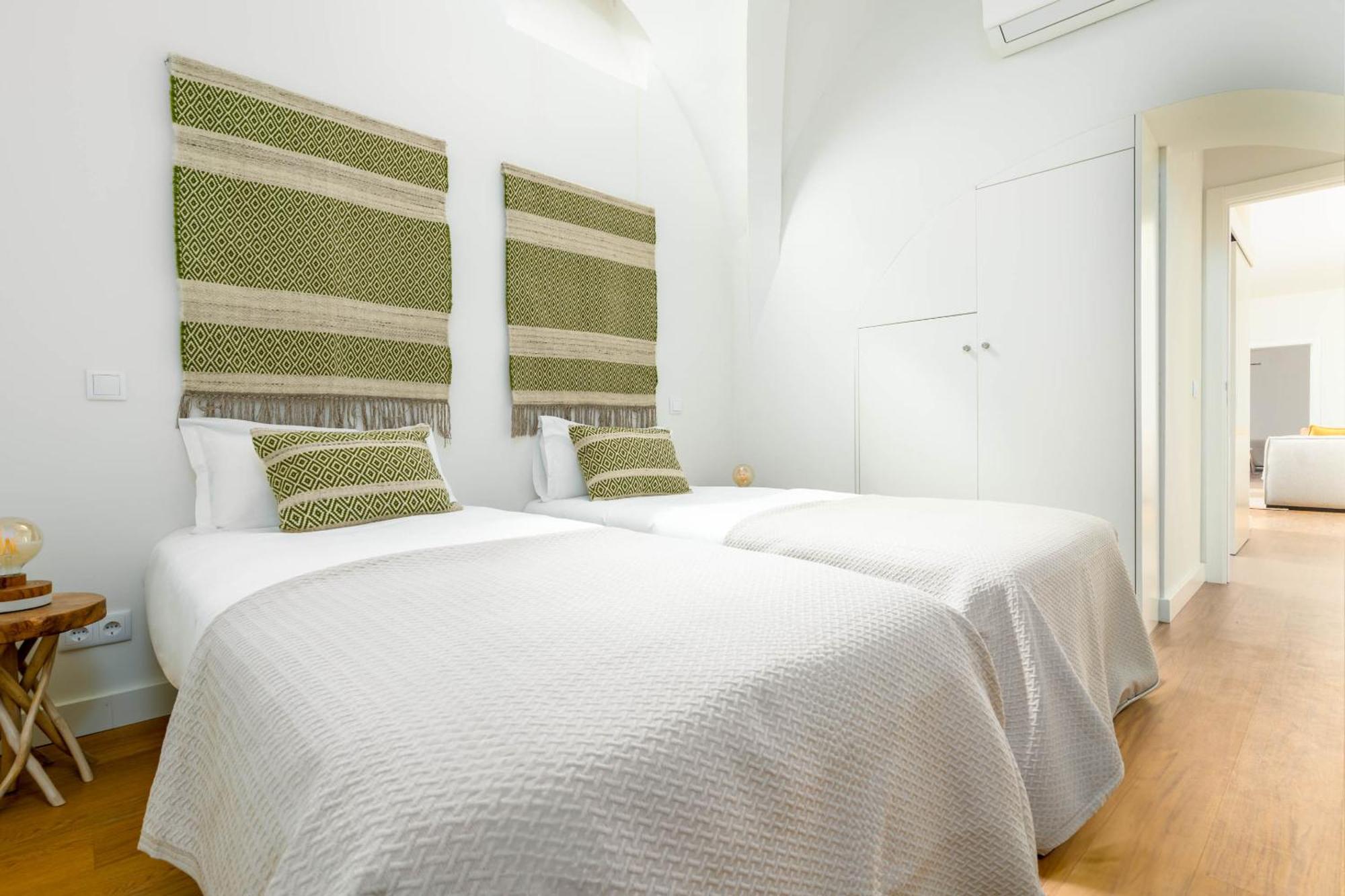 Limehome Largo Dos Penedos Evora