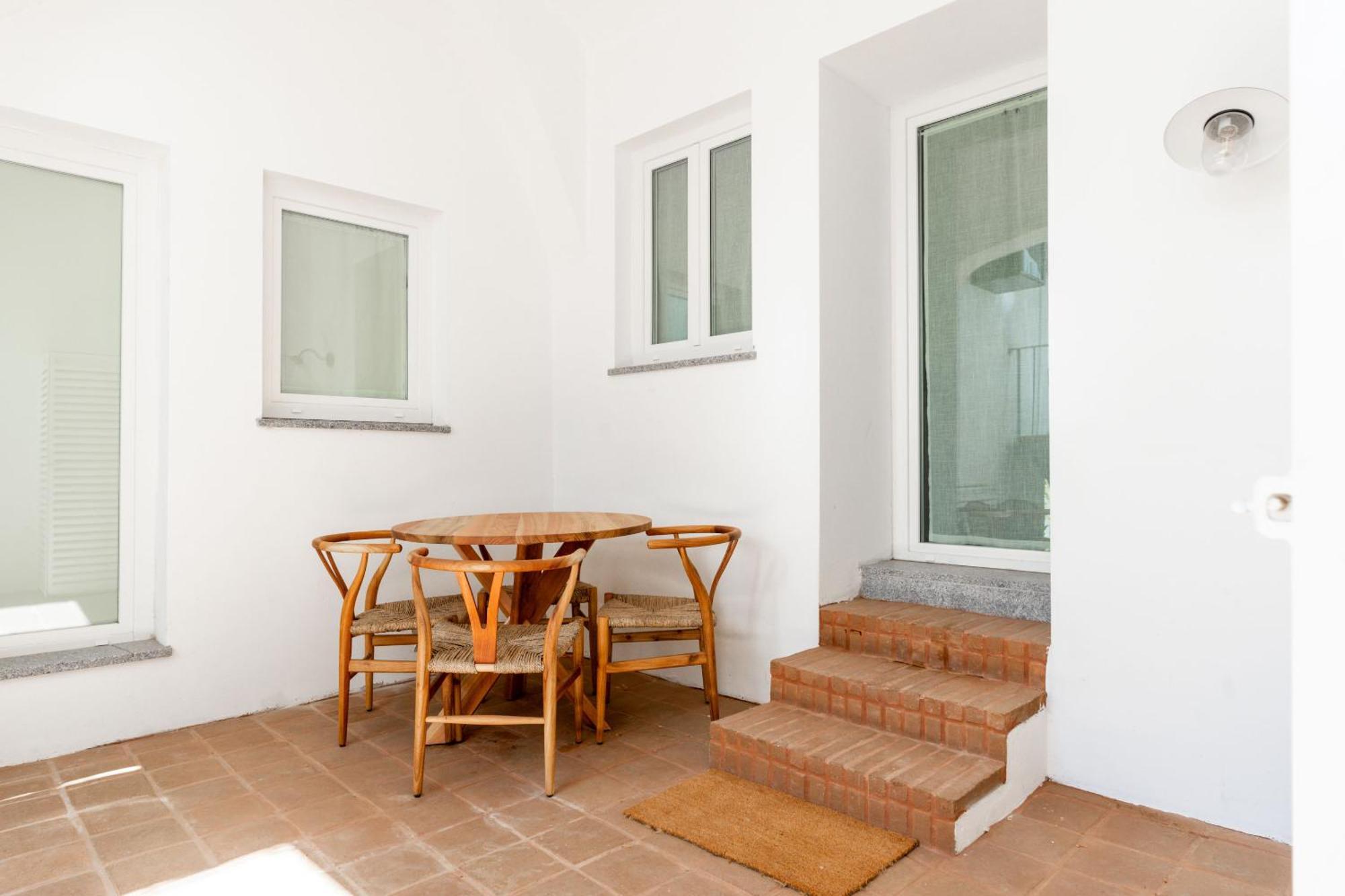 Limehome Largo Dos Penedos * Evora