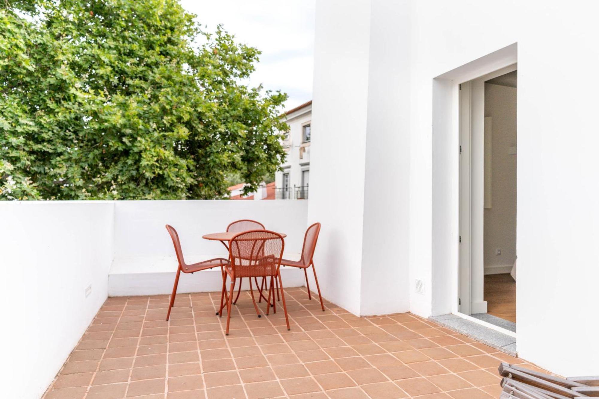 Limehome Largo Dos Penedos * Evora