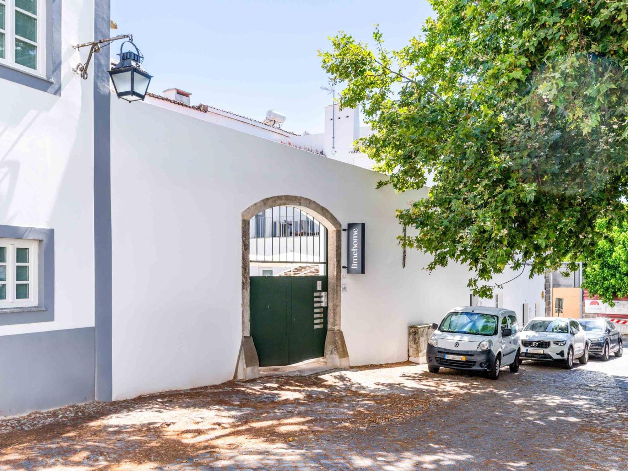 Limehome Largo Dos Penedos Evora