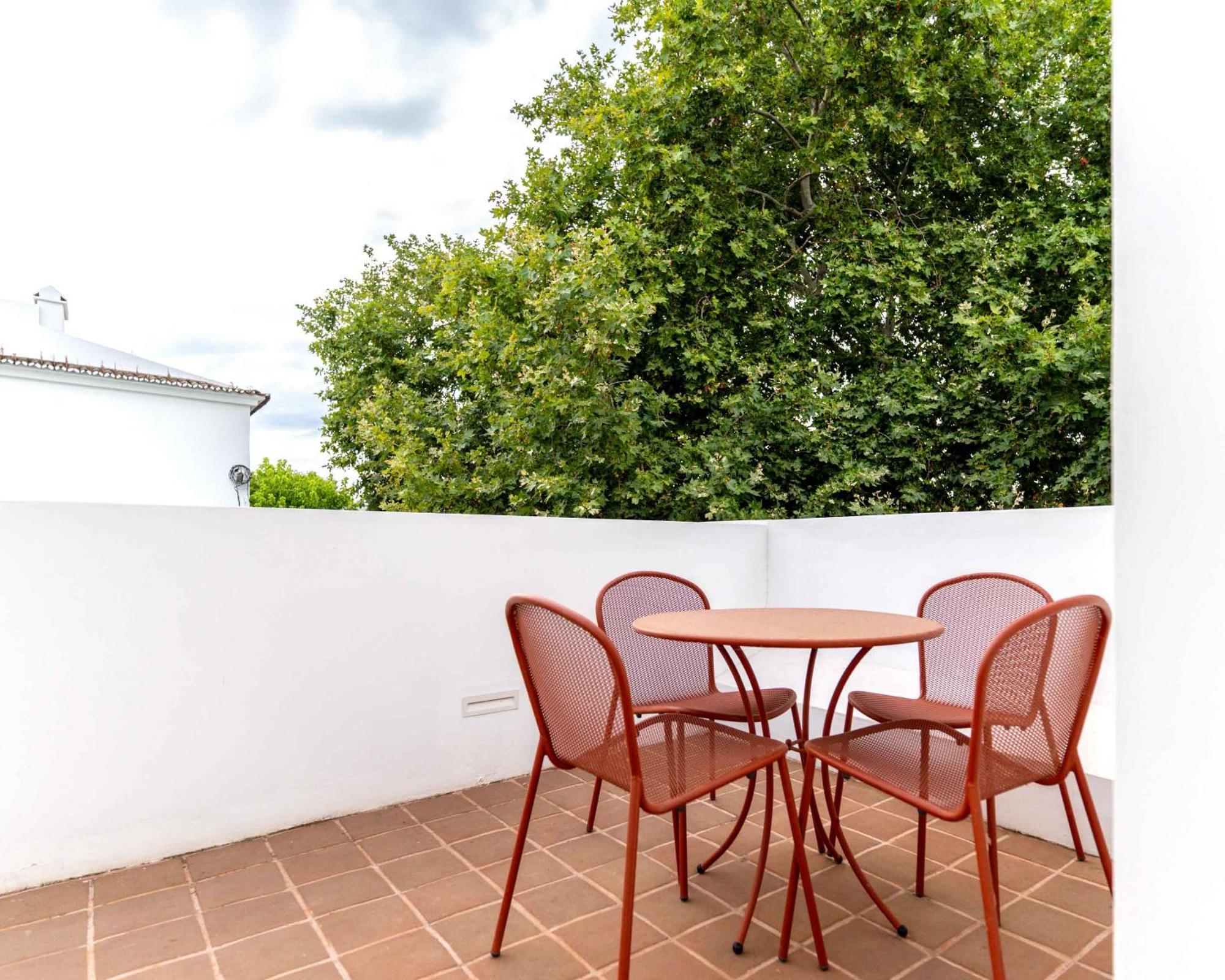 Limehome Largo Dos Penedos *